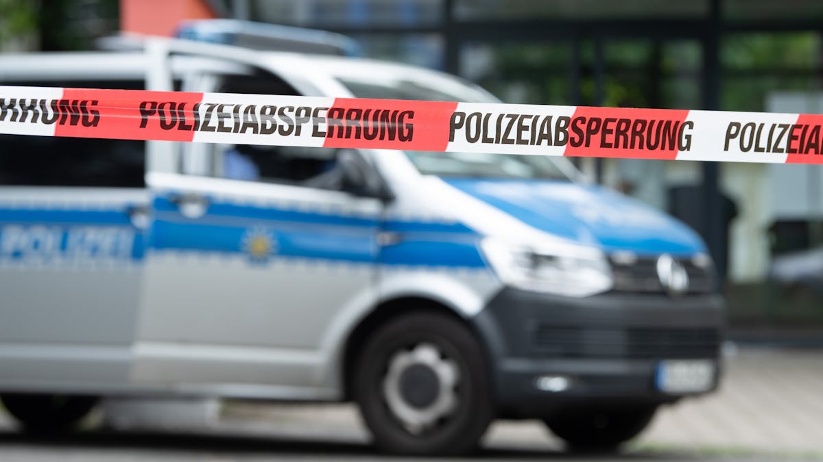 Ein Polizeiauto steht im Juni 2021 hinter einer Absperrung in Dresden.