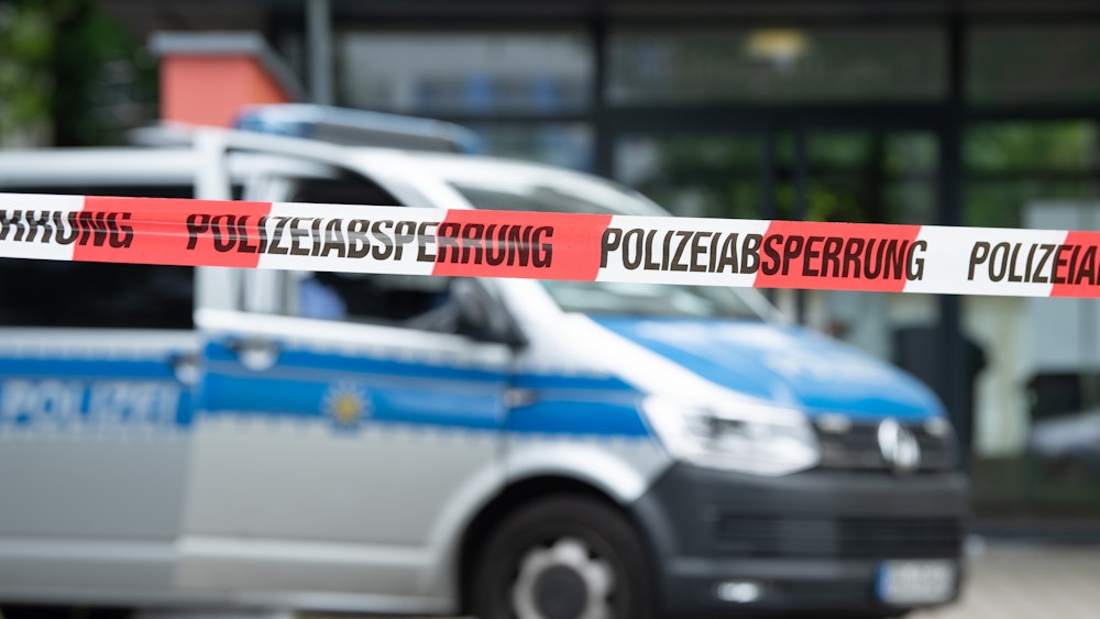 Ein Polizeiauto steht im Juni 2021 hinter einer Absperrung in Dresden.