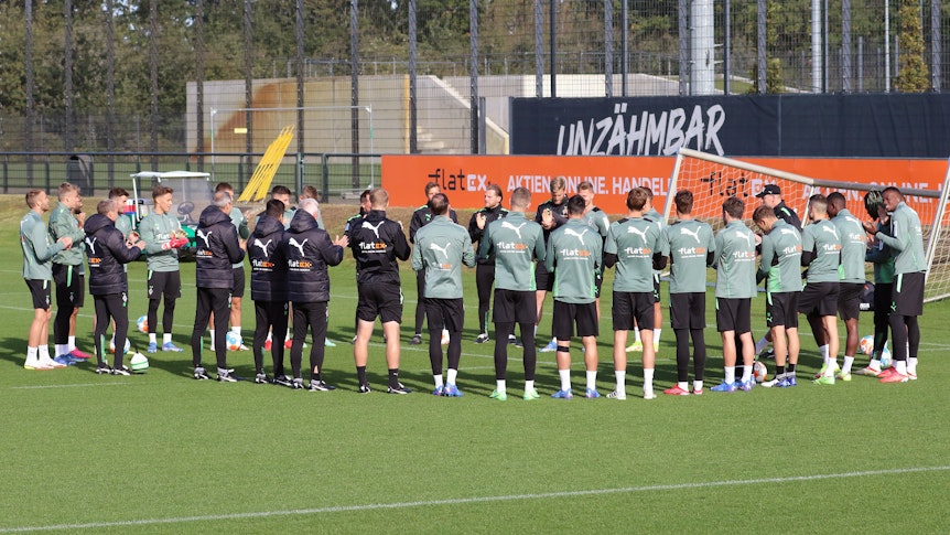 Beim Donnerstags-Training (30. September) von Borussia Mönchengladbach im Borussia-Park hatte Trainer Adi Hütter eine große Gruppe im Kreis um sich versammelt.