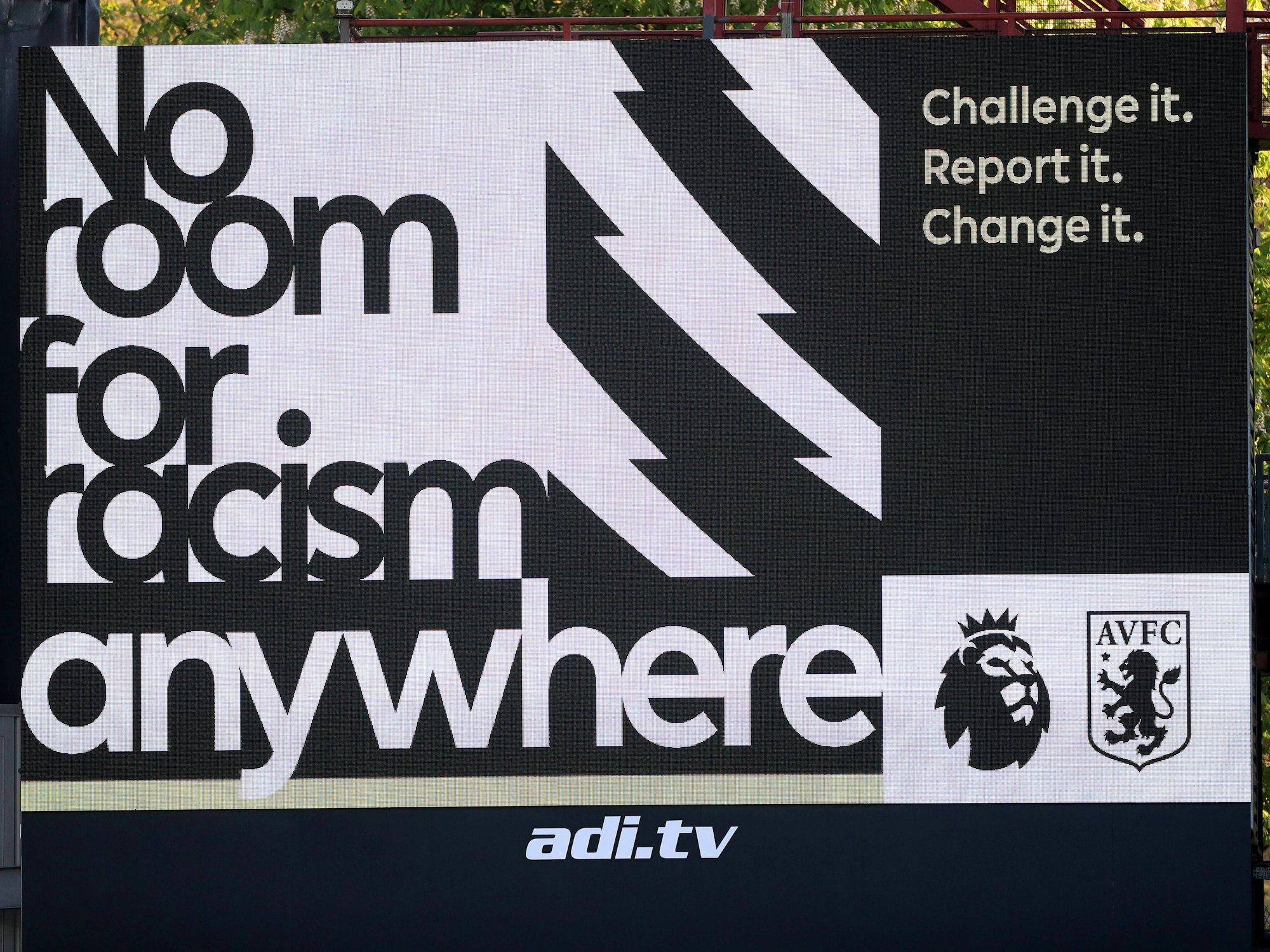 Auf der Anzeigetafel von Aston Villa steht No Room for Racism (Deutsch: „Kein Raum für Rassismus“)