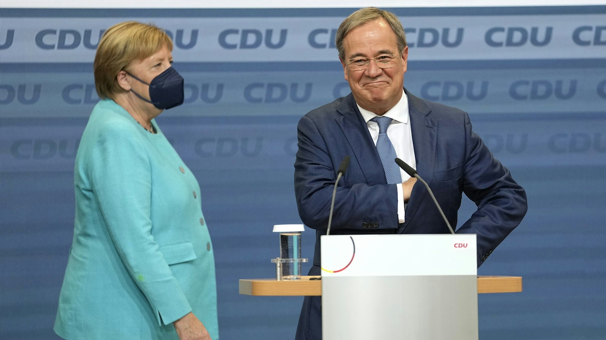 Würde Armin Laschet Kanzler werden, wenn die Deutschen wie im US-Wahlsystem wählen würden? Hier steht er kurz nach der Wahl am 26. September im Konrad-Adenauer-Haus neben Noch-Kanzlerin Merkel.