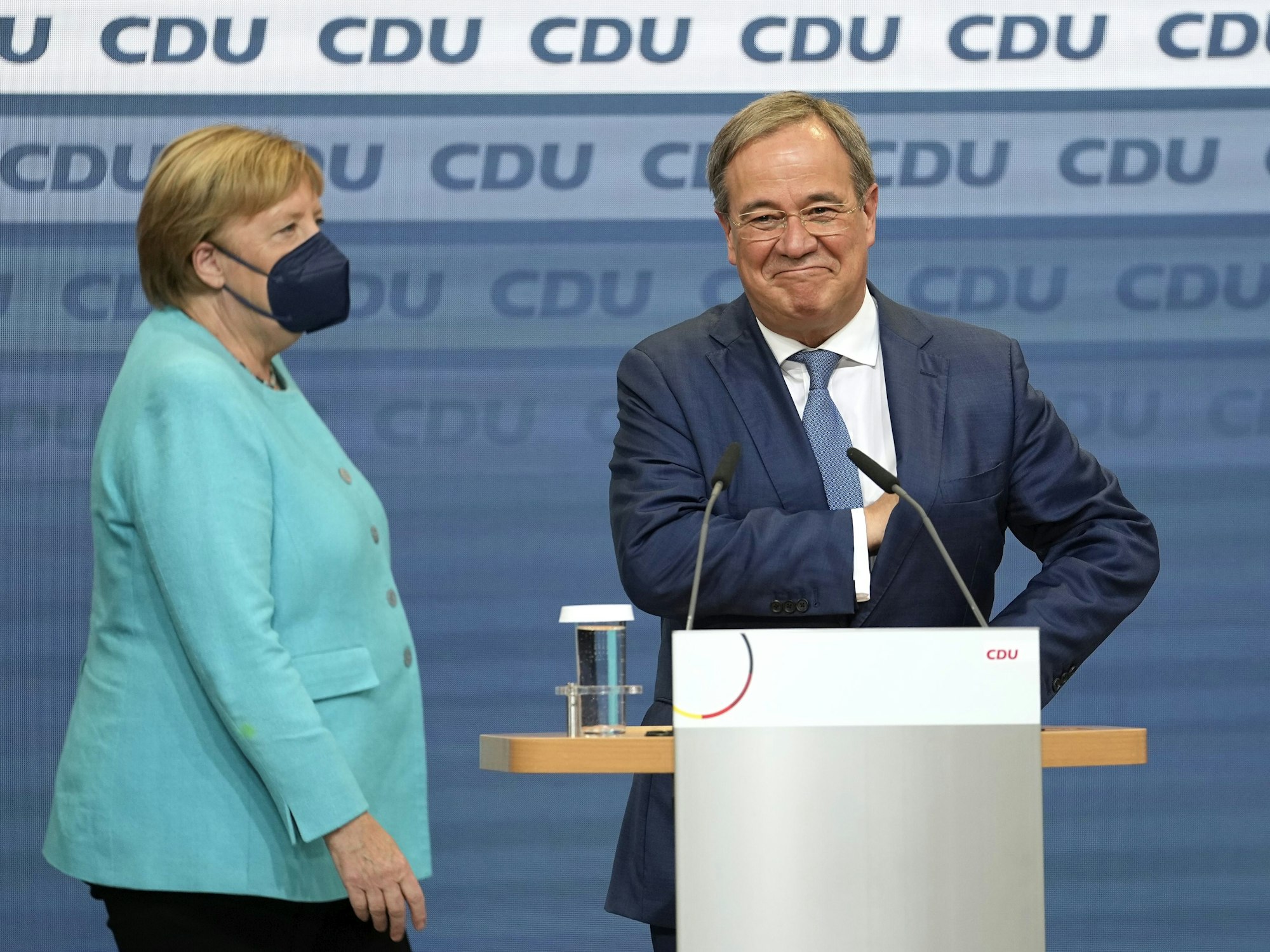 Bundeskanzlerin Angela Merkel steht gemeinsam mit Armin Laschet am Abend der Bundestagswahl (26.09.2021) im Konrad-Adenauer-Haus auf der Bühne.