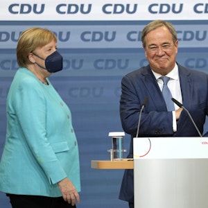 Bundeskanzlerin Angela Merkel steht gemeinsam mit Armin Laschet am Abend der Bundestagswahl (26.09.2021) im Konrad-Adenauer-Haus auf der Bühne.