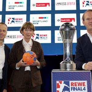 Frank Bohmann, Henriette Reker und Stefan Löcher (v.l.) bei der Pressekonferenz zum DHB-Pokal ab 2023.