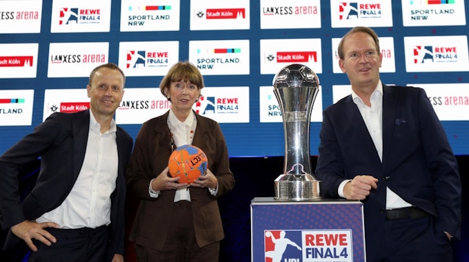 Frank Bohmann, Henriette Reker und Stefan Löcher (v.l.) bei der Pressekonferenz zum DHB-Pokal ab 2023.
