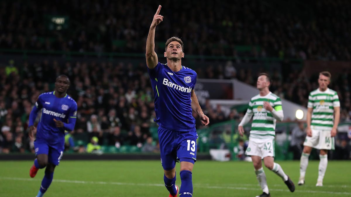 Lucas Alario bejubelt seinen Treffer zum 3:0 gegen Celtic Glasgow