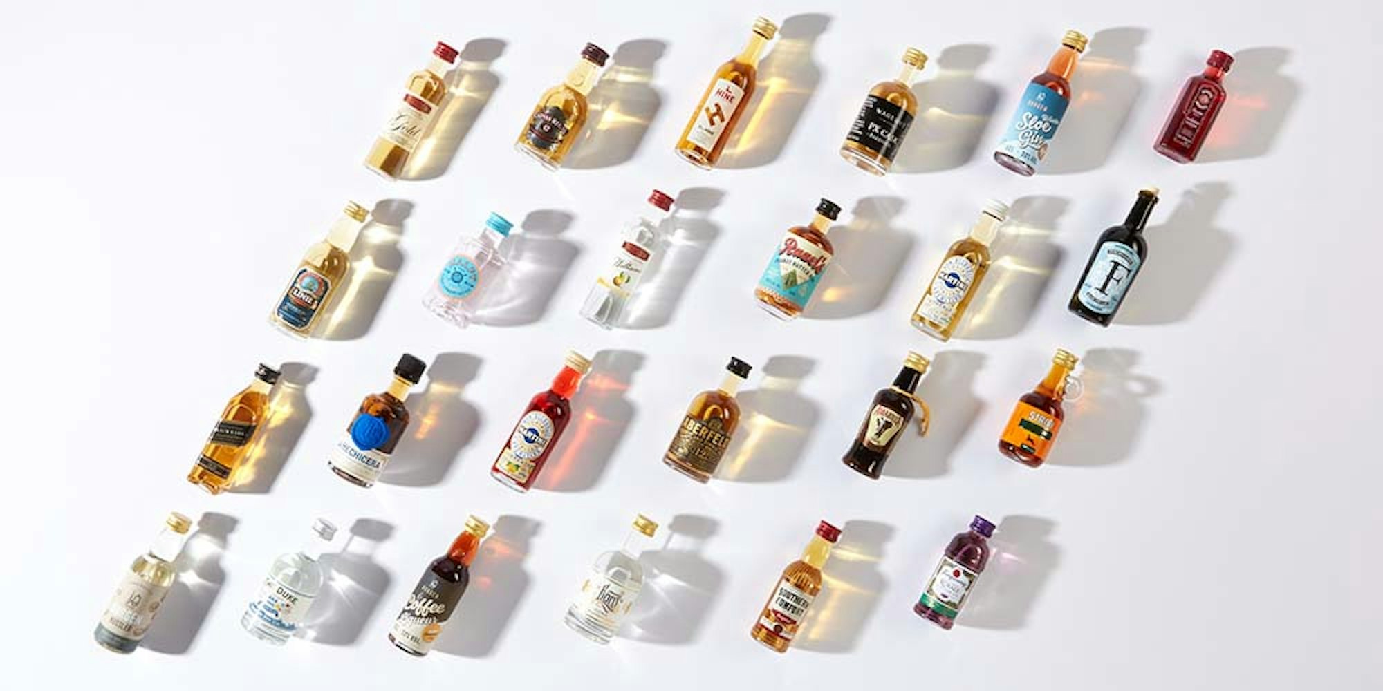 24 Spirituosenflaschen aus dem Adventskalender von Amazon.