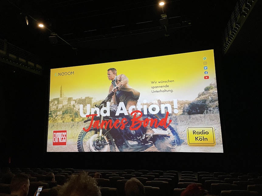 Werbung auf der Kinoleinwand im Cinedom für den neuen James Bond-Film