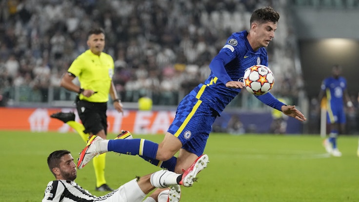 Juventus' Rodrigo Bentancur attackiert Chelsea-Star Kai Havertz.