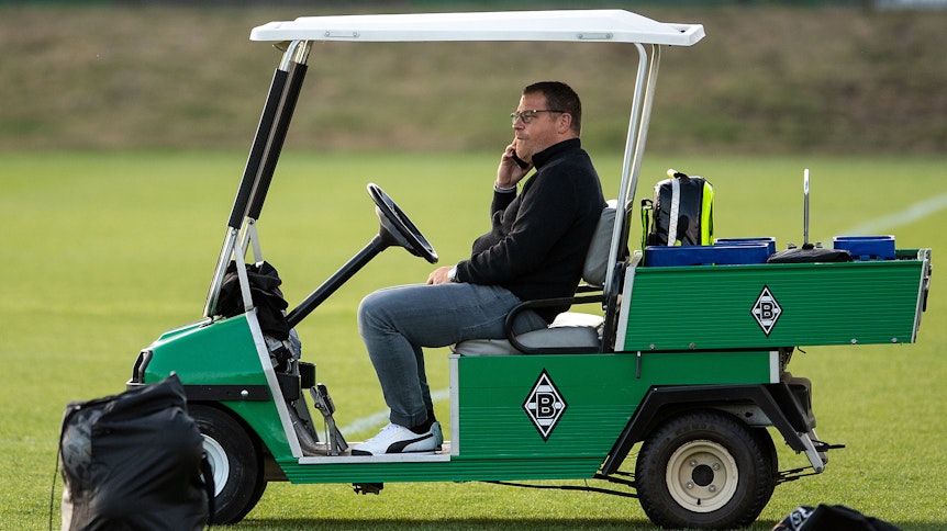 Gladbachs Sportdirektor Max Eberl verfolgt am 18. November 2019 das Fohlen-Training von einem Golfkart aus und telefoniert dabei.