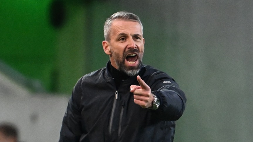 Trainer Marco Rose, hier am 25. November 2020 beim Champions-League-Spiel gegen Schachtar Donezk zu sehen, gibt seinen Spielern von Borussia Mönchengladbach Anweisungen.