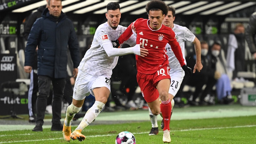 Borussias Linksverteidiger Ramy Bensebaini (l.) ließ seinem Gegenspieler Leroy Sané (r.) im Duell gegen den FC Bayern München kaum eine Chance.