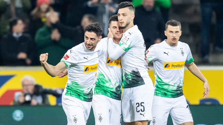 Gladbachs Torschütze zum 1:1, beim Bundesliga-Spiel gegen Borussia Dortmund am 7.3.2020, Lars Stindl (l) wird von Gladbachs Florian Neuhaus (m), Gladbachs Ramy Bensebaini (2.v.r) und Gladbachs Stefan Lainer (r) gefeiert.