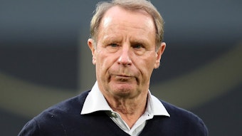 Fohlen-Legende Berti Vogts läuft bei einem Benefiz-Spiel des DFB in Fürth im Oktober 2019 über den Platz.