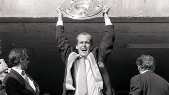 Michael Frontzeck reckt im Stuttgarter Neckarstadion im Mai 1992 die Meisterschale in die Höhe.