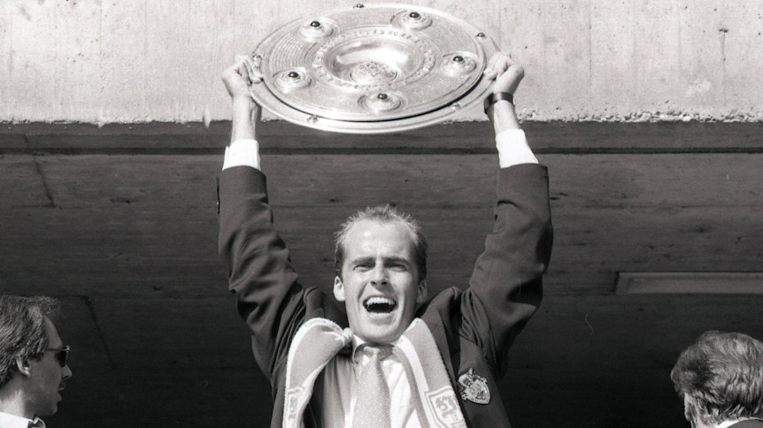 Michael Frontzeck reckt im Stuttgarter Neckarstadion im Mai 1992 die Meisterschale in die Höhe.