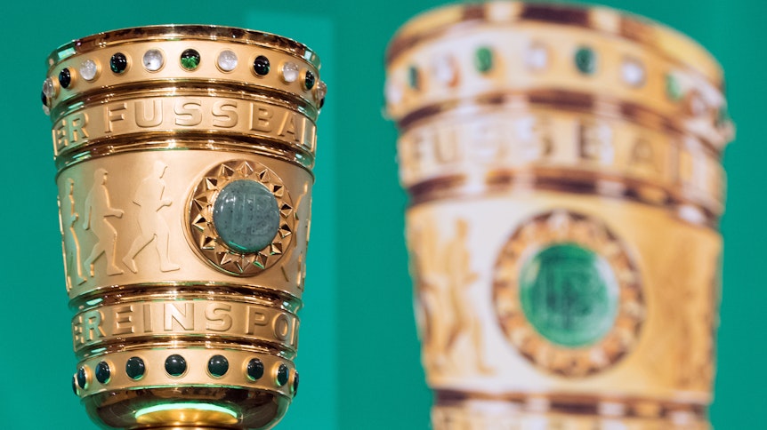 Der DFB-Pokal vor der traditionellen Übergabe im Jahr 2018 auf einem Podest stehend.