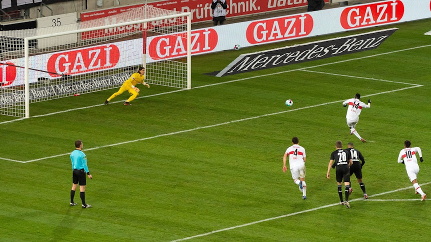 Die letzte Aktion des Bundesliga-Topspiels zwischen Stuttgart und Borussia Mönchengladbach am 16. Januar 2021. Silas Wamangituka (Rückennummer 14) verwandelt mit der letzten Aktion einen Elfmeter gegen VfL-Schlussmann Yann Sommer zum 2:2-Endstand.
