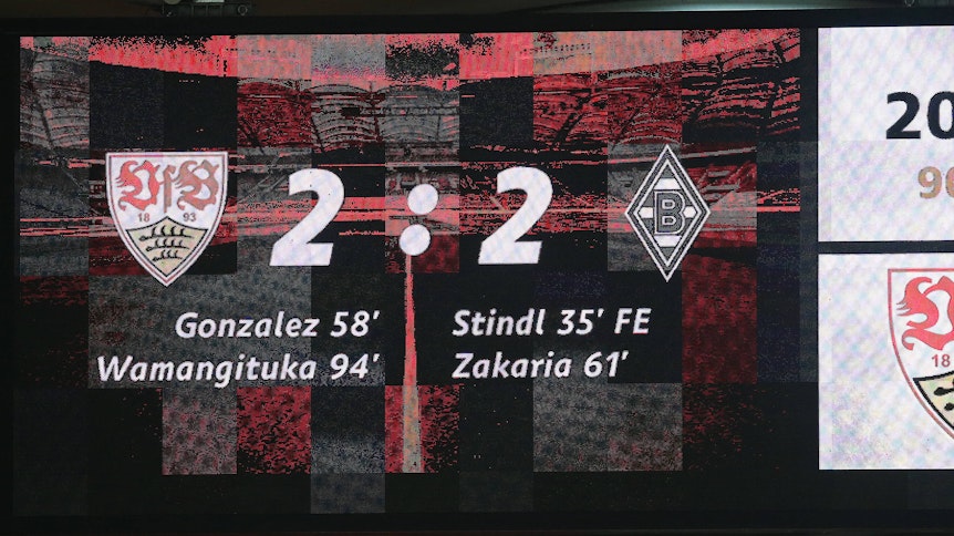 Die Anzeigetafel in der Mercedes-Benz-Arena zeigt den Endstand des Spiels zwischen dem VfB Stuttgart und Borussia Mönchengladbach an.