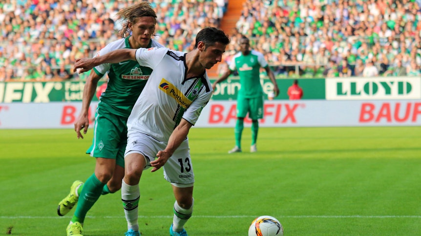 Lars Stindl (r.) und Jannik Vestergaard (l.) begenen sich bei Werders letztem Sieg gegen Gladbach im August 2020.