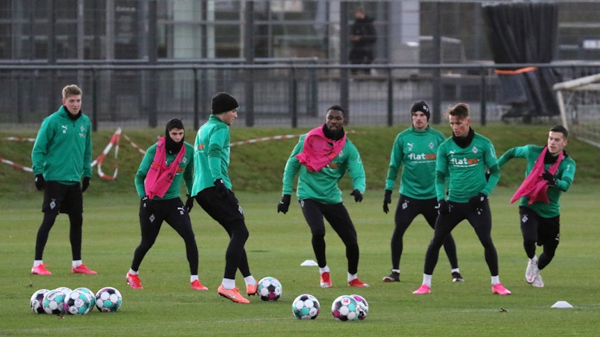 Das Team von Borussia Mönchengladbach bei einer Trainingseinheit am 12. Januar 2021 auf dem Trainingsplatz im Borussia-Park.