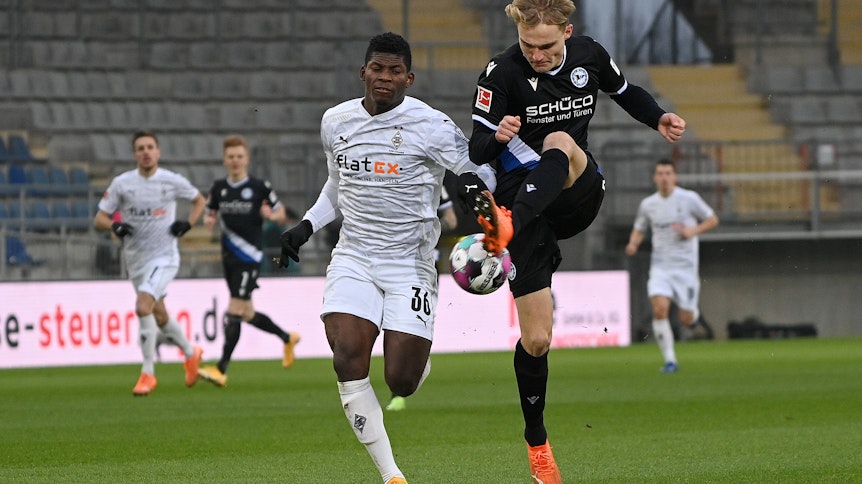 Das Foto zeigt Borussias Breel Embolo (l.) im Zweikampf mit Bielefelds Amos Pieper (r.) am 14. Bundesliga-Spieltag am 2.1.2021.