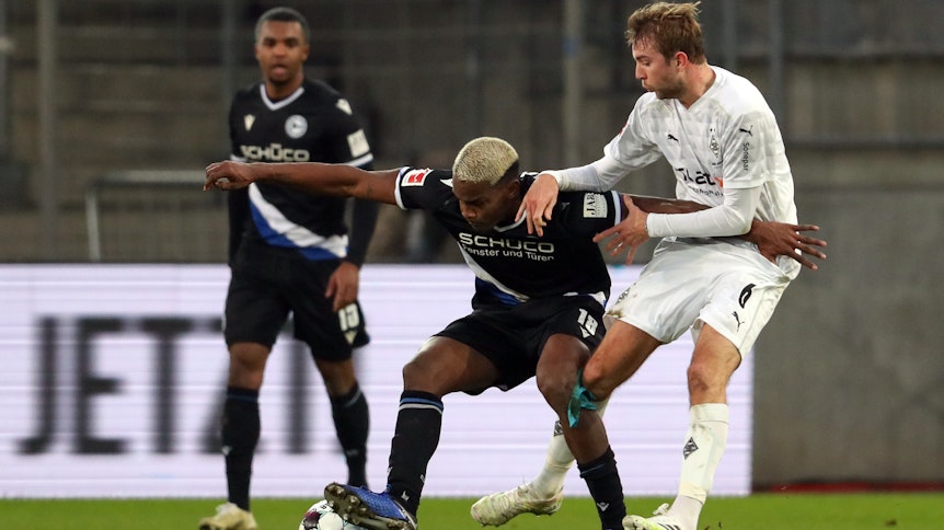 Borussias Christoph Kramer (r.) nimmt gegen Sergio Cordova (m.) die Hände zur Hilfe.