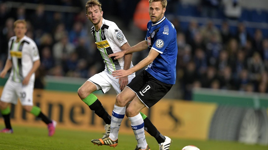 Zuletzt traf Borussia Mönchengladbach 2015 im DFB-Pokal auf Arminia Bielefeld und verlor 4:5 nach Elfmeterschießen. Auf dem Foto sieht man Borussias Christoph Kramer (l.) im Duell mit dem damaligen Bielefelder Daniel Brikmann (r.)