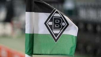 Während des Heimspiels gegen Werder Bremen am 19. Januar 2021 weht im Borussia-Park eine Eckfahne.