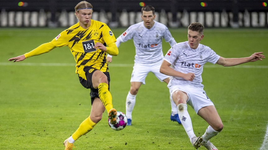 Dortmunds Erling Haaland (l.) im Duell mit Gladbachs Matthias Ginter (r.) beim Bundesliga-Rückrundenauftakt am 22. Januar 2021 im Borussia-Park.