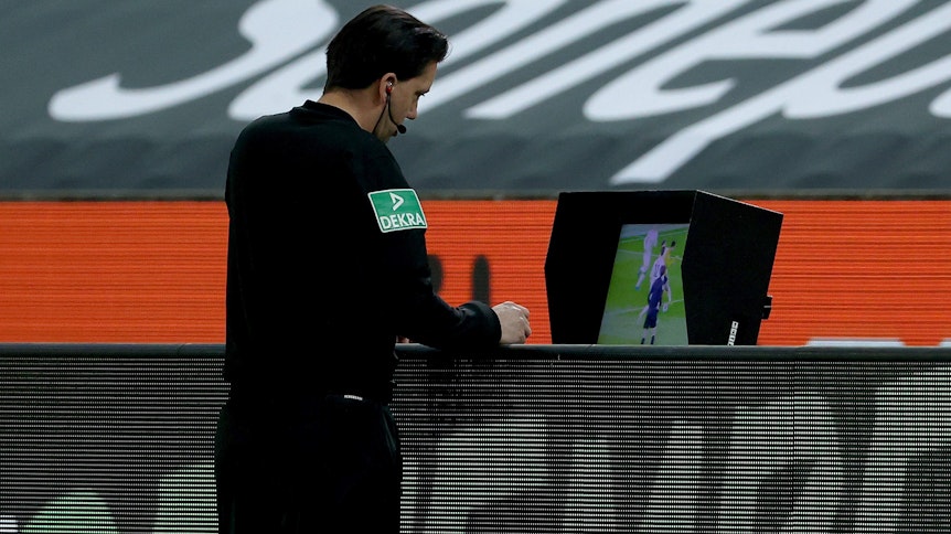 Schiedsrichter Manuel Gräfe überprüfte in der Anfangsviertelstunde im Bundesliga-Duell zwischen Borussia Mönchengladbach und dem BVB gleich zweimal sehr langwierig Tore der Fohlenelf.