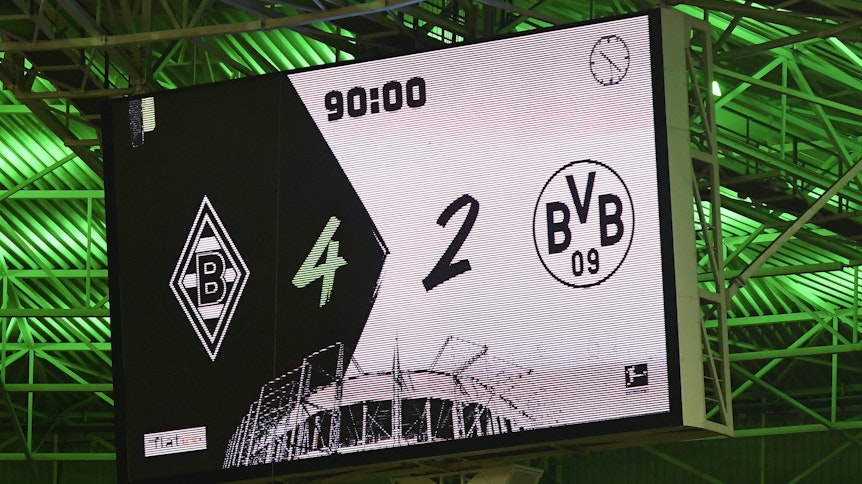 Die Anzeigetafel im Borussia-Park zeigt das Endergebnis: Gladbach besiegt zum Auftakt der Bundesliga-Rückrunde Angstgegner Dortmund mit 4:2.