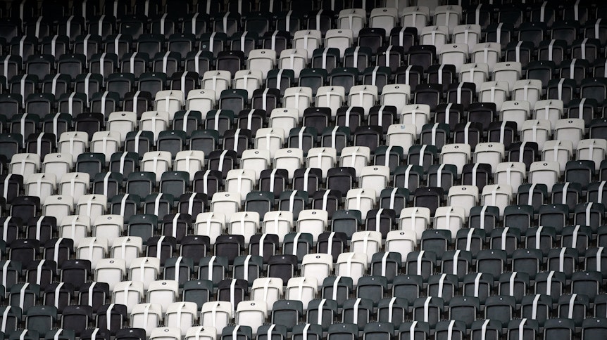 Durch die Sitzschalen im Borussia-Park ergibt sich im Stadion das Rautenmuster.