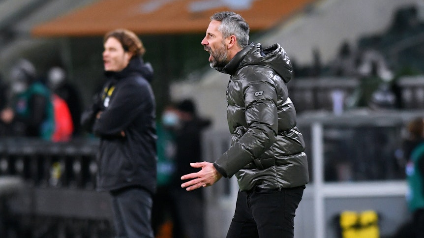 Gladbach-Trainer Marco Rose (r.) feuert am 22.01.2021 im Borussia-Park im Bundesliga-Duell gegen Dortmund seine Mannschaft von der Seitenlinie aus an.