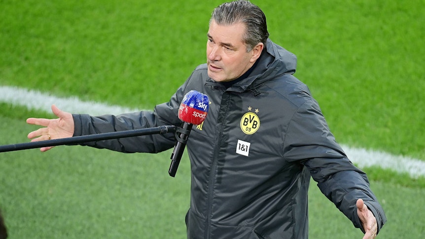 BVB-Sportdirektor Michael Zorc spricht am 3. Januar 2021 im Dortmunder Stadion ins Mikro beim TV-Sender „Sky“.