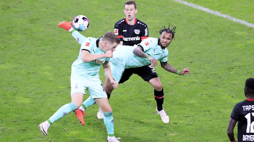 Gladbach-Profi Valentino Lazaro (M.) erzielt am 8. November beim Bundesliga-Spiel in Leverkusen per Skorpion-Kick den Treffer zum 3:4-Endstand. Dabei liegt der Fußballer per Sprung in der Luft und trifft den Ball per Hacke.