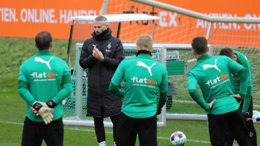 Borussias Coach Marco Rose (2.v.l.) lässt in dieser Woche drei Mal trainieren.