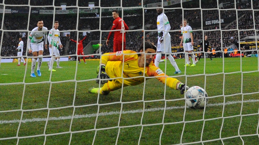 Gladbachs Torwart Yann Sommer hält am 7. Dezember 2020 beim Spiel gegen Bayern München in letzter Sekunde.