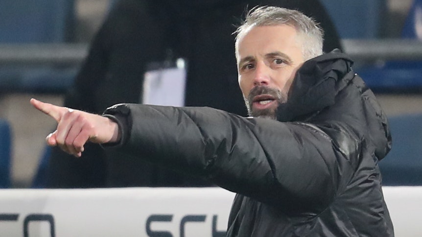 Borussia-Trainer Marco Rose coacht sein Team während es Auswärtssieges gegen Bielefeld.