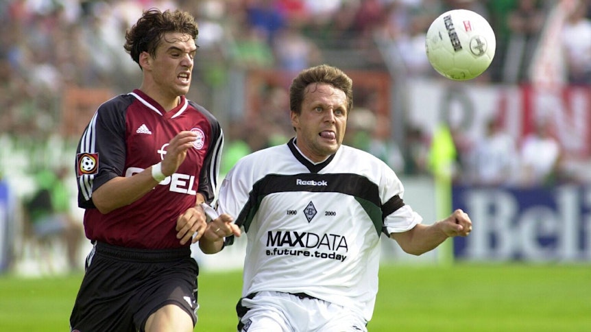 Marcel Witeczek (r.) kämpft im Juli 2001 mit Bayerns Owen Hargreaves (l.) um den Ball.