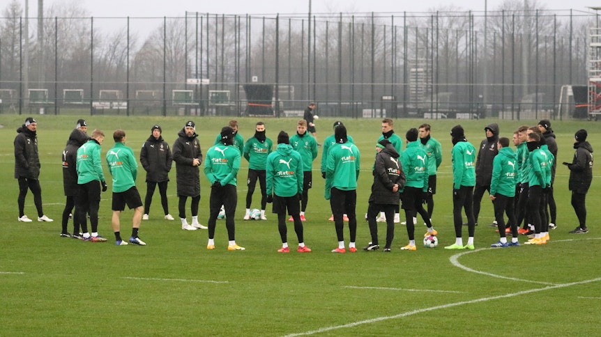 VfL-Trainer Marco Rose schwört sein Team im Training am 5. Januar 2020 auf das kommende Top-Duell gegen Bayern München ein.