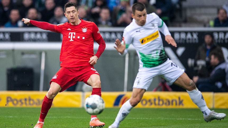 Stefan Lainer (r.) versucht, beim Heimsieg der Borussia gegen Bayern im Dezember 2019, einen Schuss von Robert Lewandowski (l.) zu blocken.