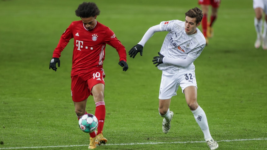 Gladbachs Mittelfeldspieler Florian Neuhaus (r.) im Duell mit Bayerns Offensiv-Ass Leroy Sane (l.).