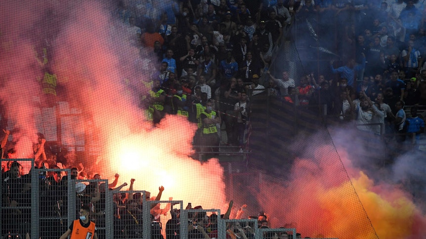 Fans von Galatasaray Istanbul zünden beim Spiel der Europa League in Marseille am 30. September 2021 bengalische Feuer.