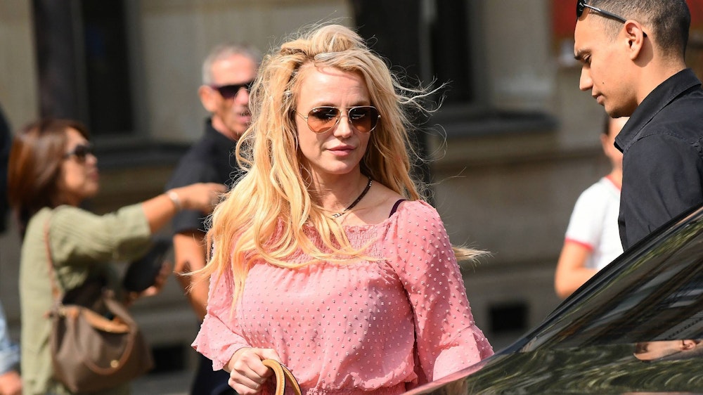 Britney Spears (hier 2018 in Paris) feiert ihren Sieg gegen ihren Vater mit Nacktfotos.