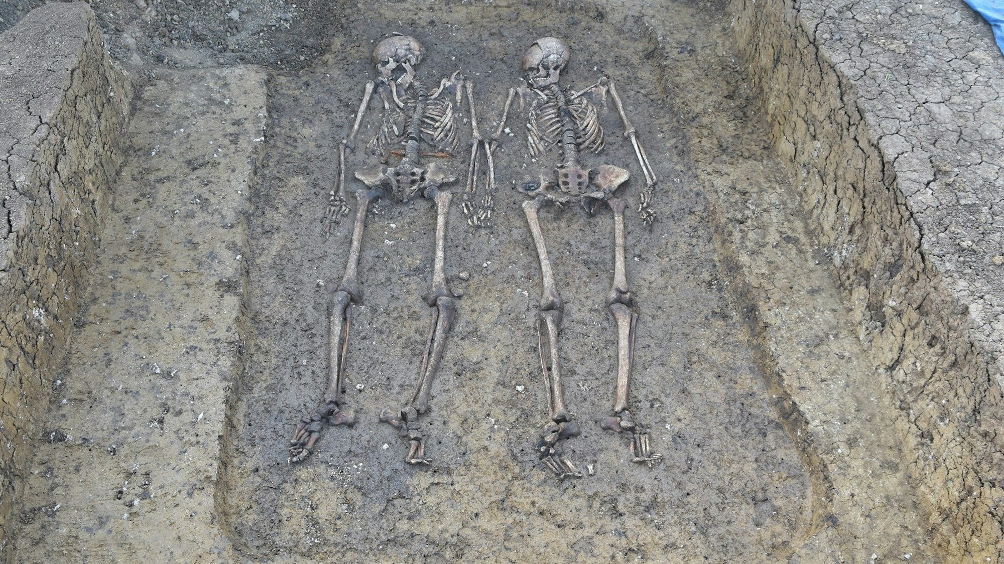 Archäologie-Fund in Deutschland: Ein 1500 Jahre altes Grab ist im Herbst 2021 in Nordschwaben entdeckt worden. Hier sieht man die Skelette des Liebespaares.