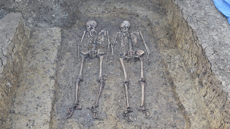 Archäologie-Fund in Deutschland: Ein 1500 Jahre altes Grab ist im Herbst 2021 in Nordschwaben entdeckt worden. Hier sieht man die Skelette des Liebespaares.