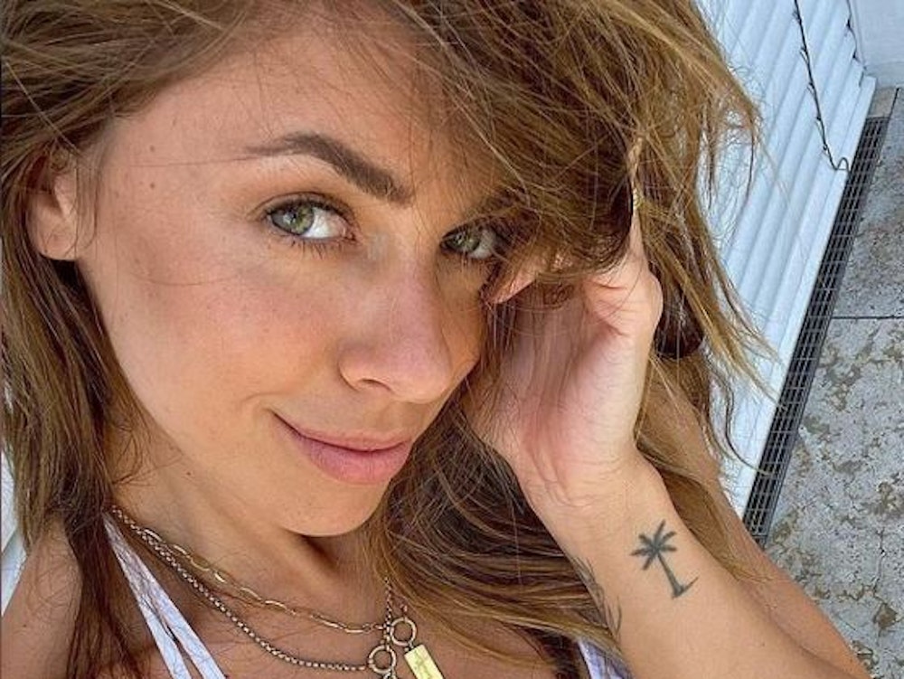 Vanessa Mai lächelt auf einem Selfie, das sie am 25. Juli 2021 auf Instagram postete, in die Kamera