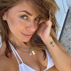 Vanessa Mai lächelt auf einem Selfie, das sie am 25. Juli 2021 auf Instagram postete, in die Kamera