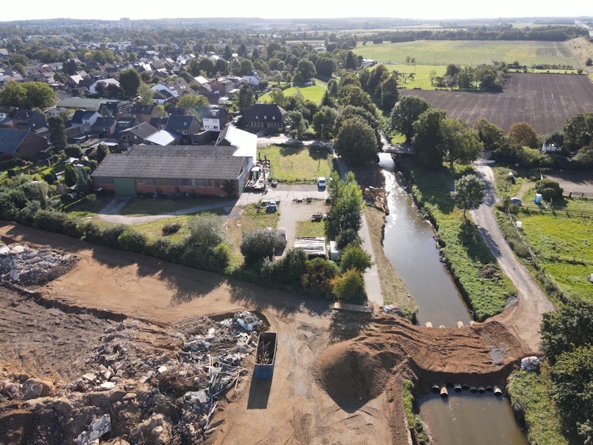 Die Drohnen-Aufnahme zeigt Blessem zehn Wochen nach dem Hochwasser von oben.